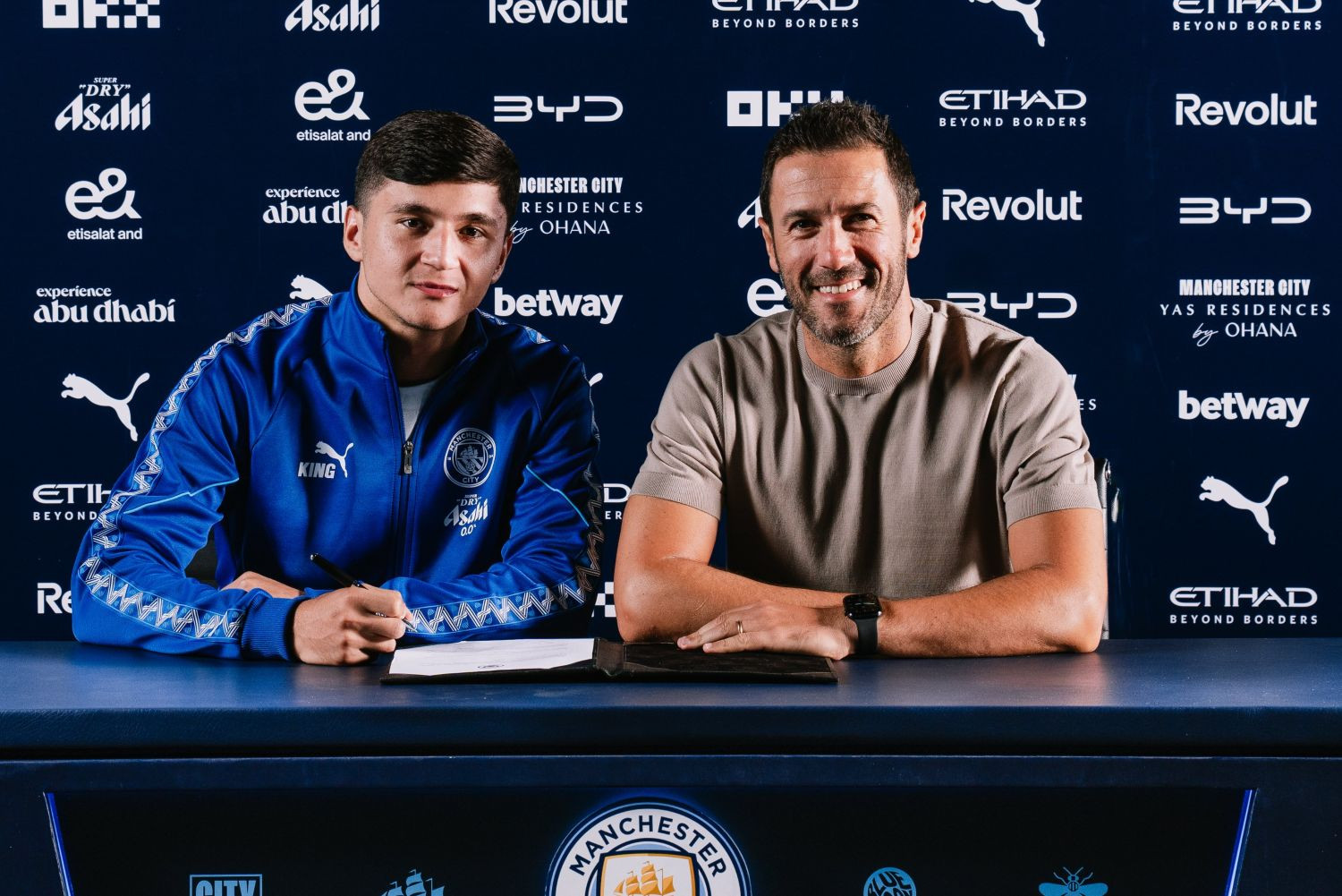 OFICJALNIE: Następna gwiazda na dłużej w Manchesterze City