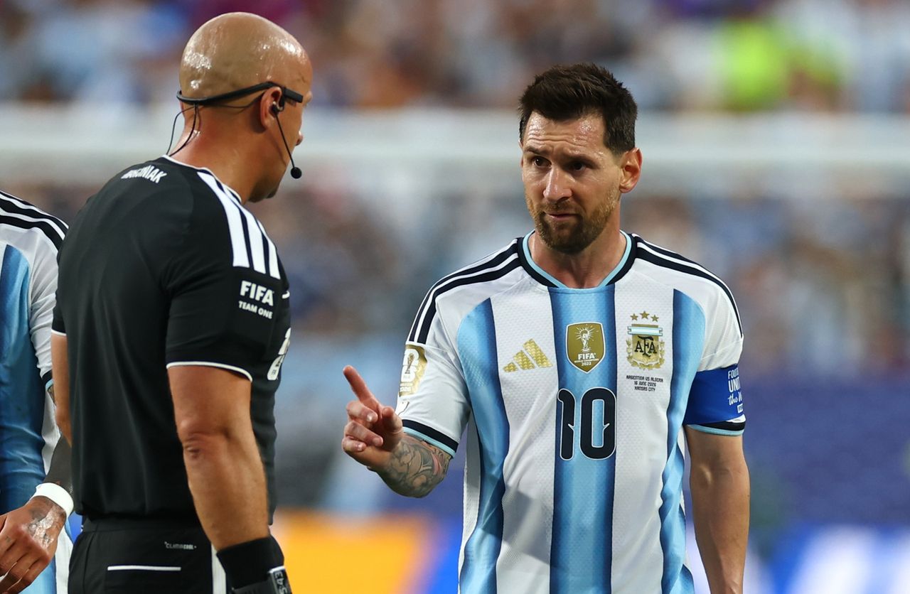 Messi podszedł do Marciniaka. 