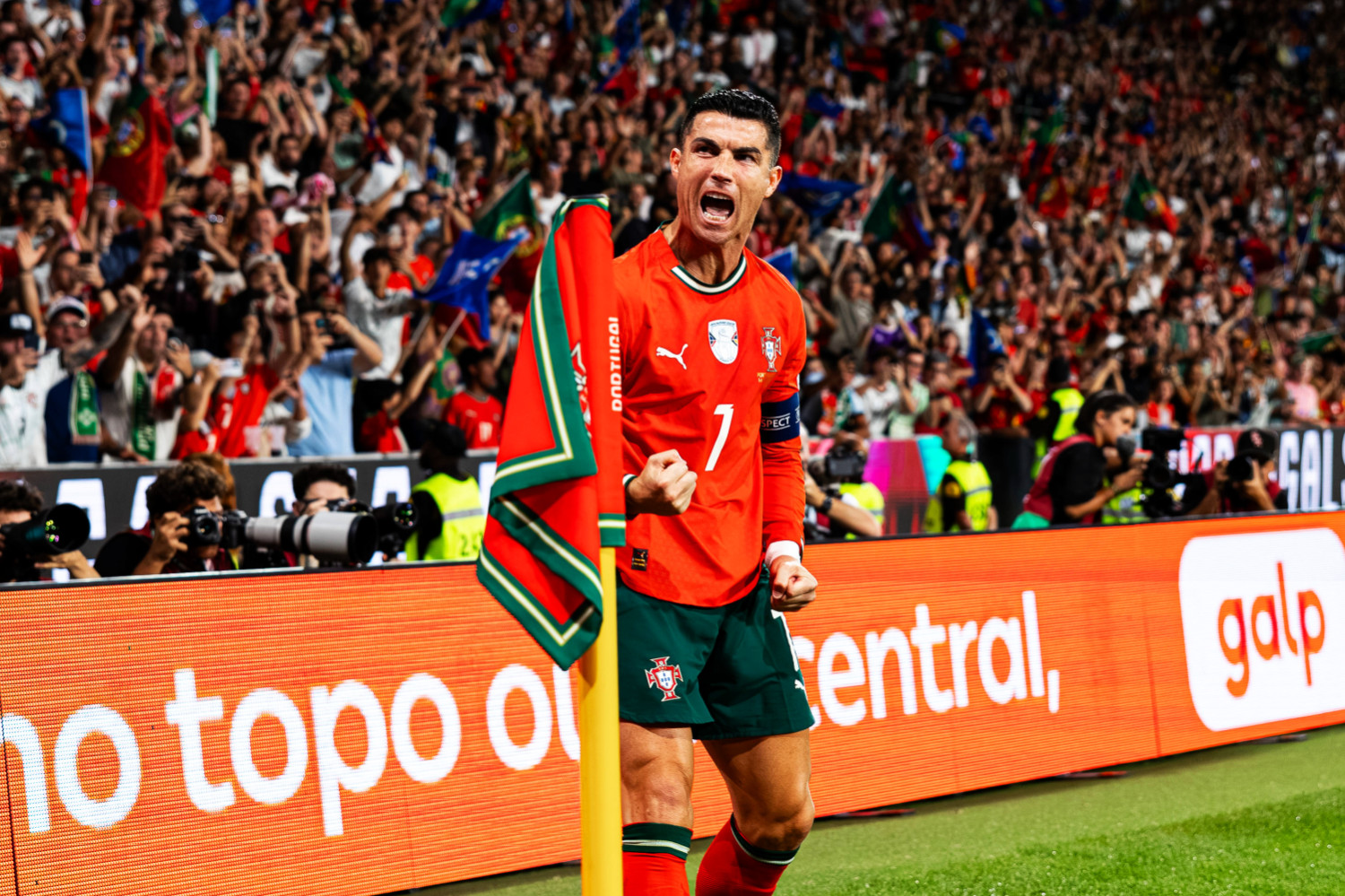 OFICJALNIE: Cristiano Ronaldo nagrodzony Złotą Piłką wszech czasów