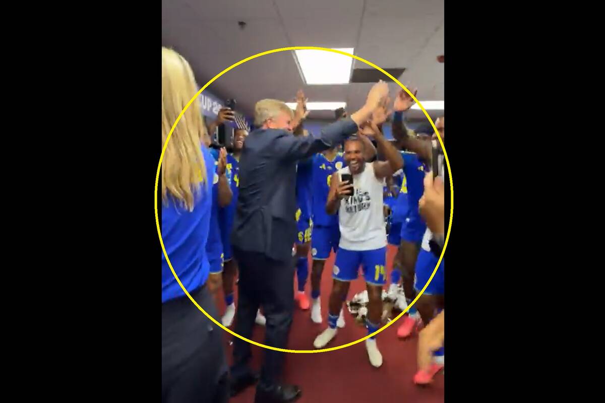 Szaleństwo w szatni Curacao. Król i królowa tańczyli z piłkarzami [WIDEO]