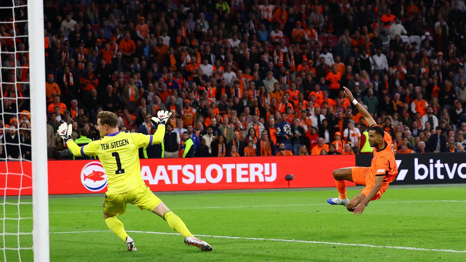 Bajeczny gol w 92. minucie rozstrzygnął hit Holandii Xaviego z Niemcami Kloppa