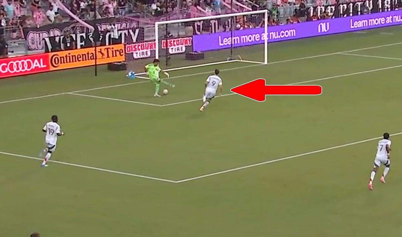 Kuriozalny gol w debiucie Lewandowskiego. Wywarł presję i padł samobój