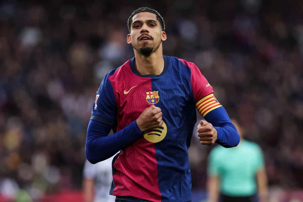 Barcelona pozbędzie się Araujo?! Włoski gigant rozważa transfer - Goal.pl