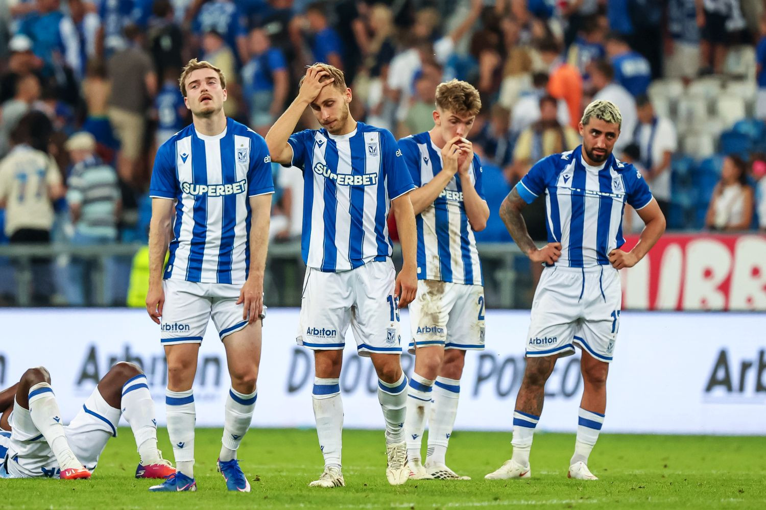 Tak zachowali się piłkarze Lecha Poznań po meczu z Aarhus. „Gdzie szacunek do kibiców?”