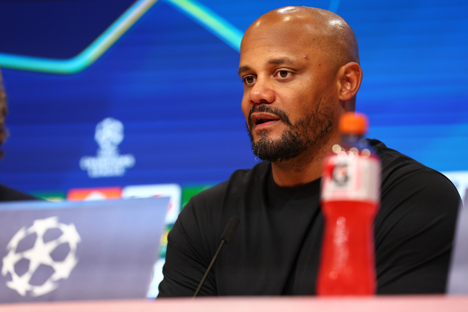 Michael Olise oberwał od Vincenta Kompany'ego. „Takie rzeczy nie mogą się zdarzać”