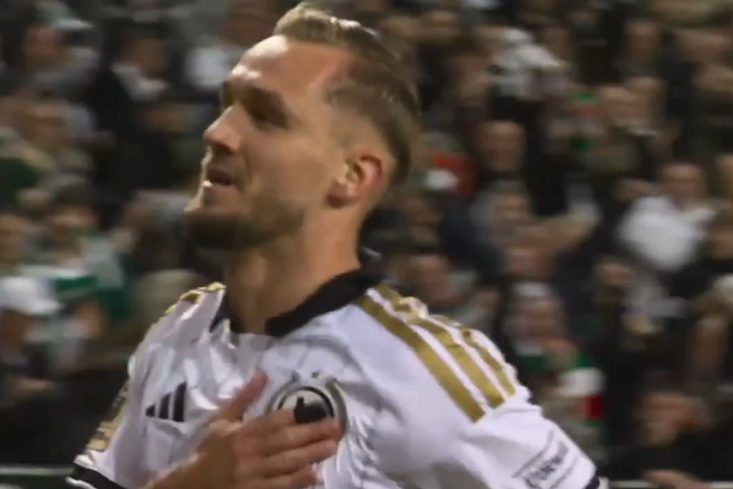 Ależ uderzył! Legia Warszawa prowadzi z Wisłą Kraków [WIDEO]