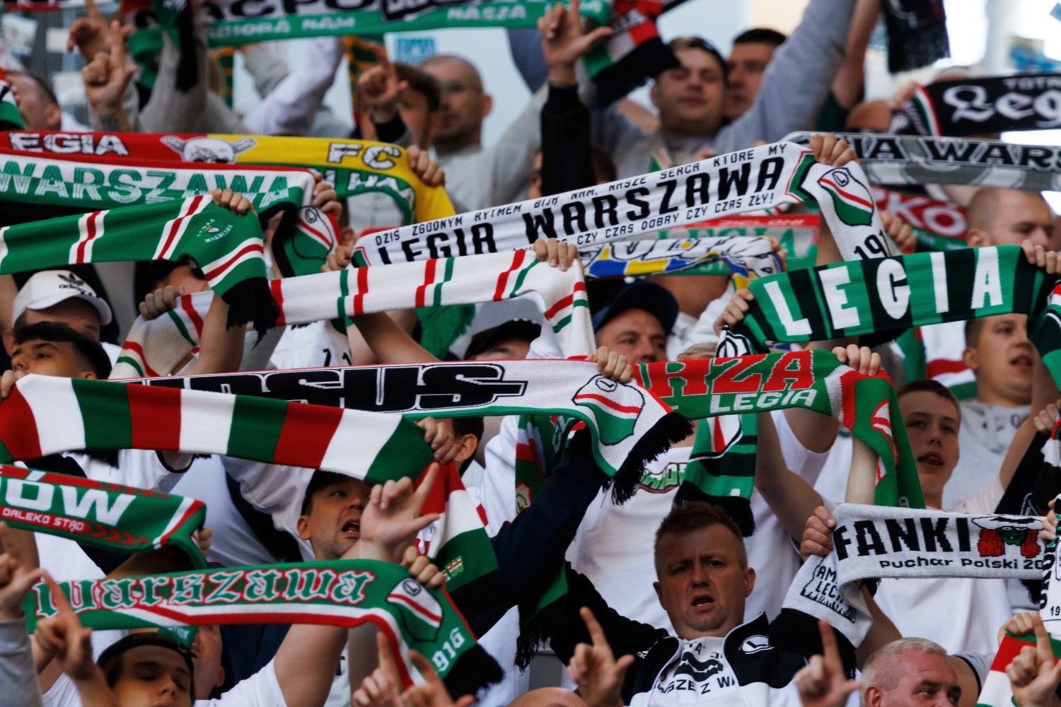 Skandal na stadionie Legii Warszawa. Rodzina kibiców Wisły Kraków pobita!
