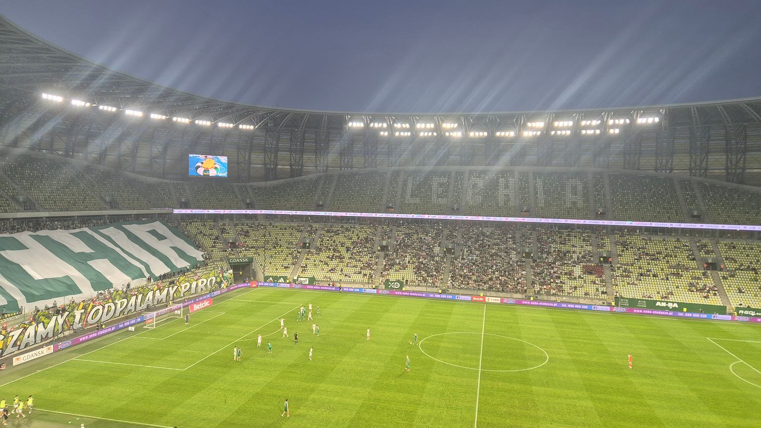 Kibice Lechii mają dość Urfera. Tak go przywitali na stadionie