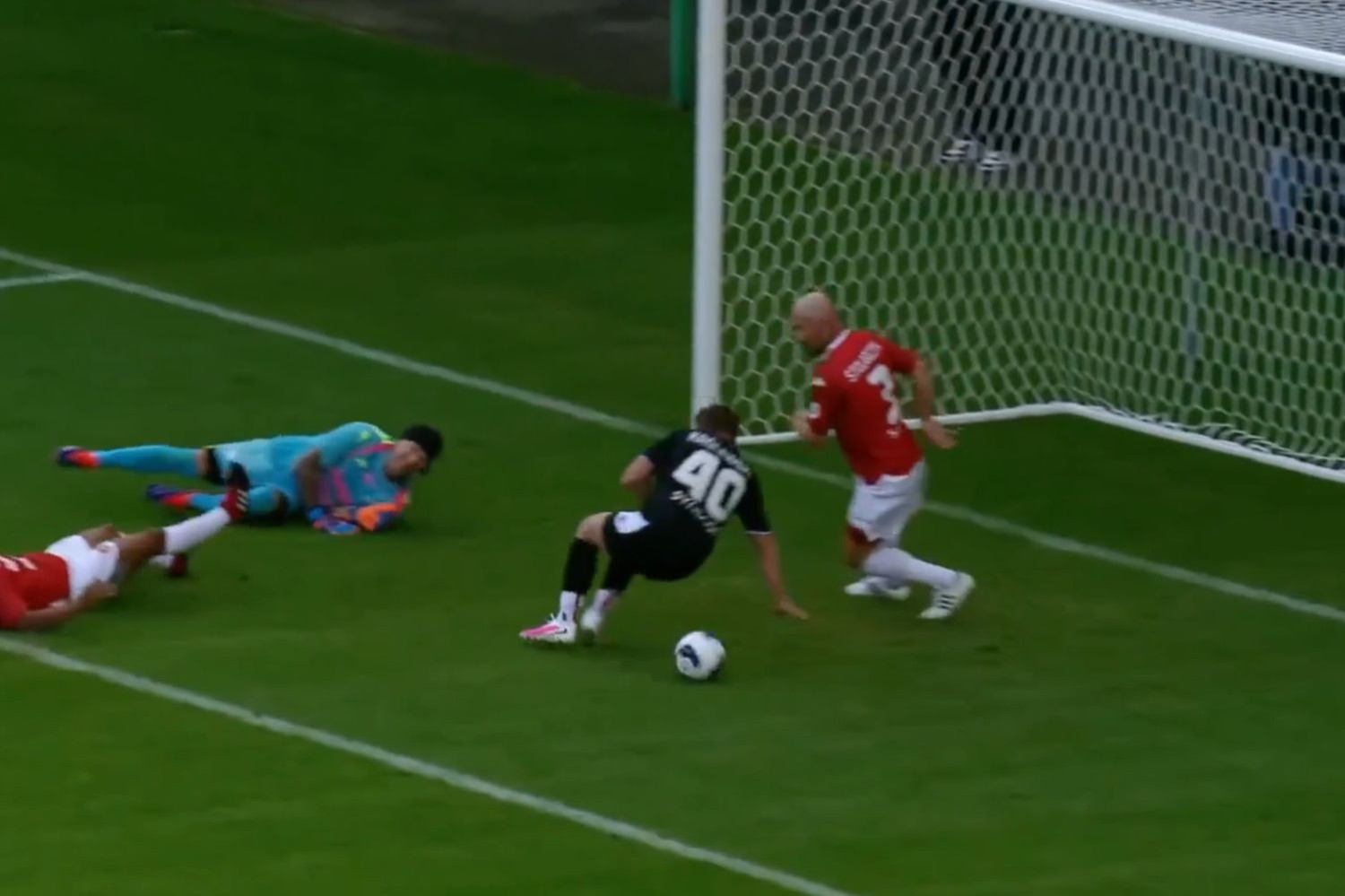 „Patelnia” Jarosława Królewskiego. Prezes Wisły Kraków ruszył jak rasowy napastnik [WIDEO]