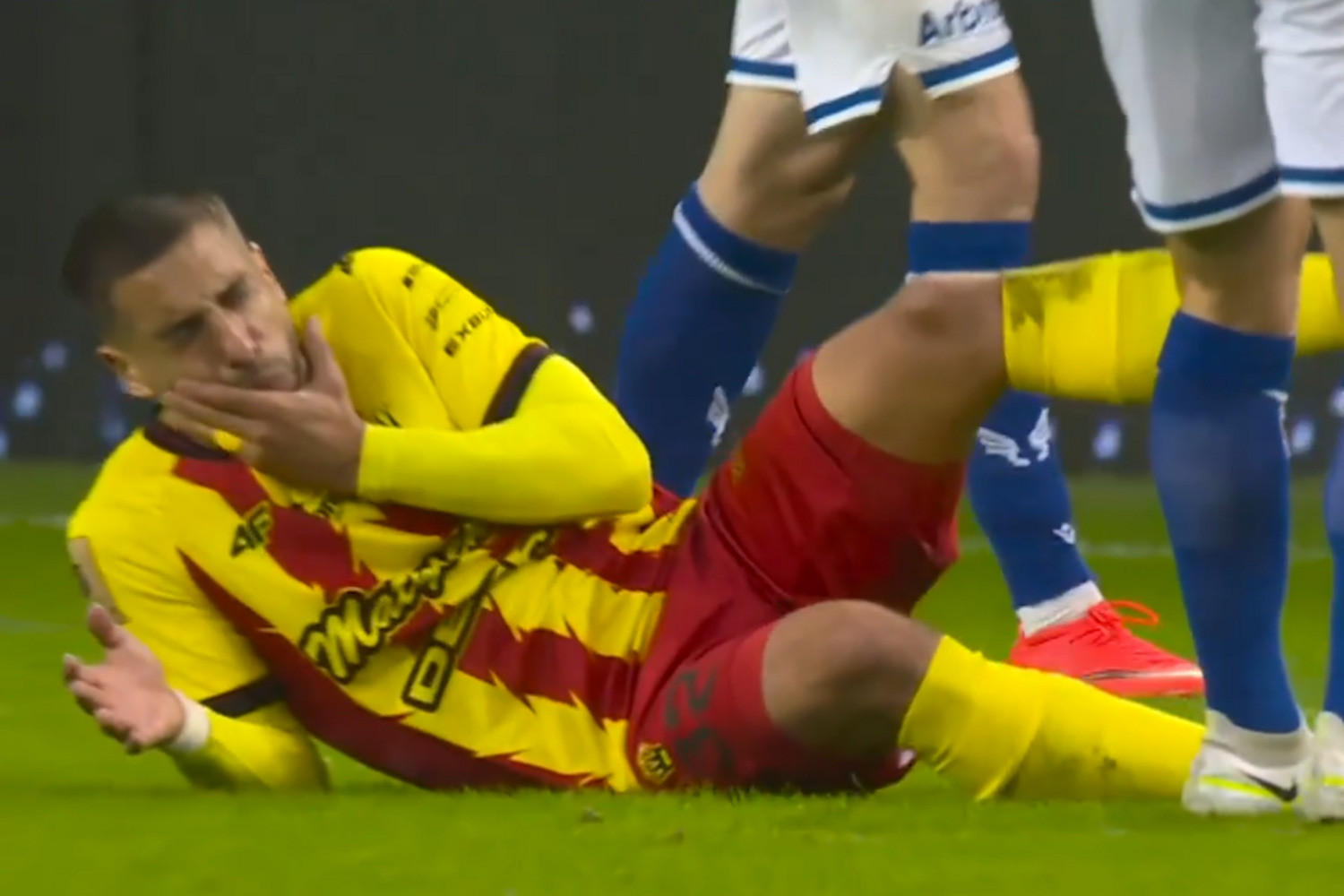 Koniec rundy dla ważnego zawodnika Korony Kielce. „Dusił się krwią, jest w szpitalu” [WIDEO]