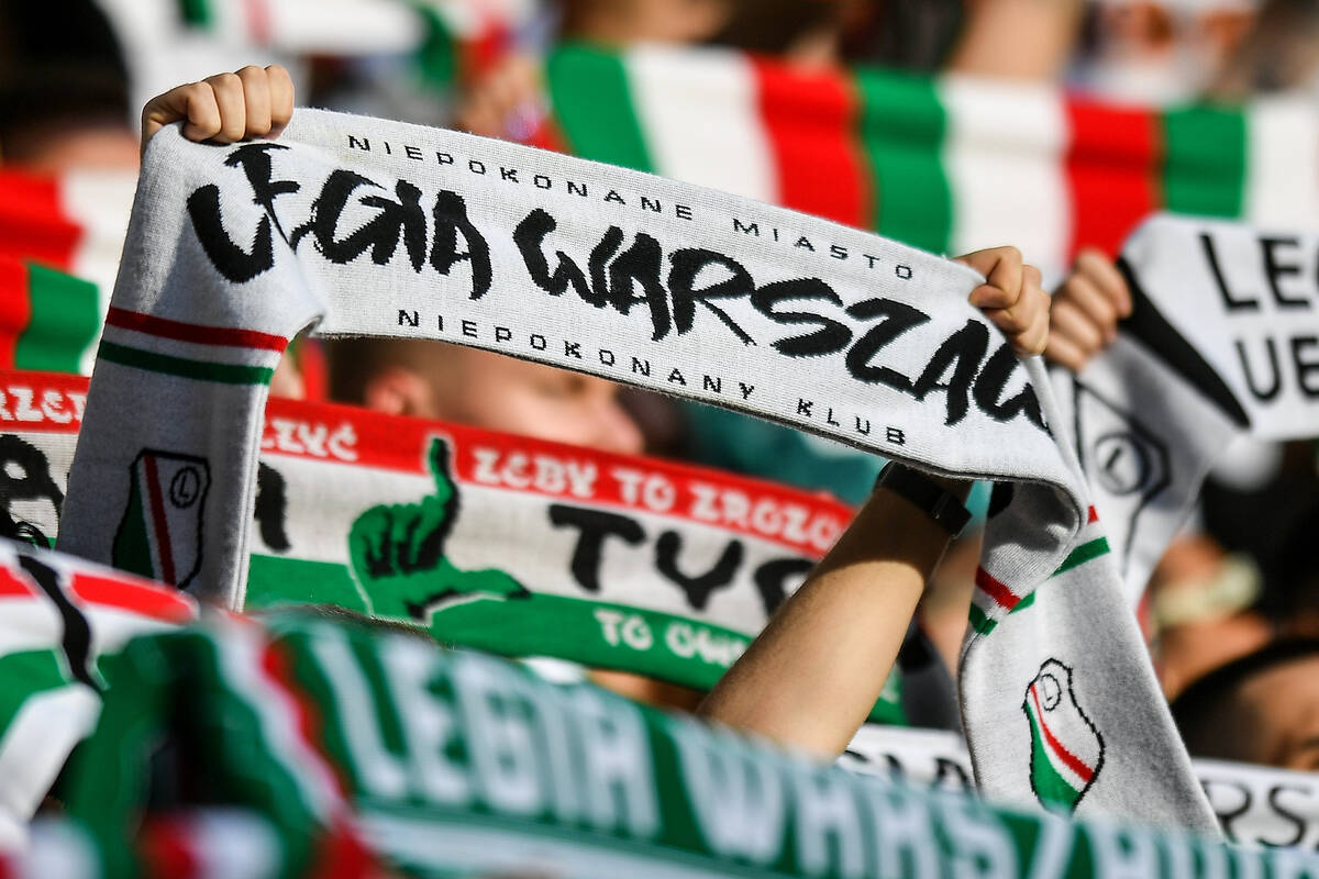 Kibice Legii witali się z gąską i... gong. 