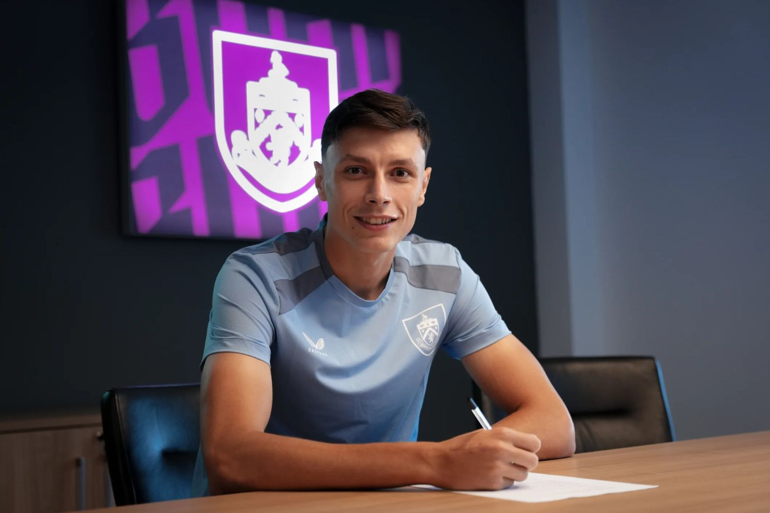 OFICJALNIE: Burnley dopięło transfer obrońcy i... zagrało na nosie odwiecznemu rywalowi