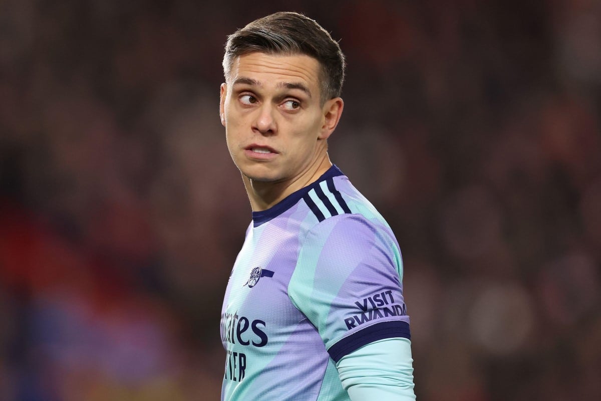 Arsenal rozważy propozycje za Trossarda. W grę wchodzi niespodziewany kierunek!