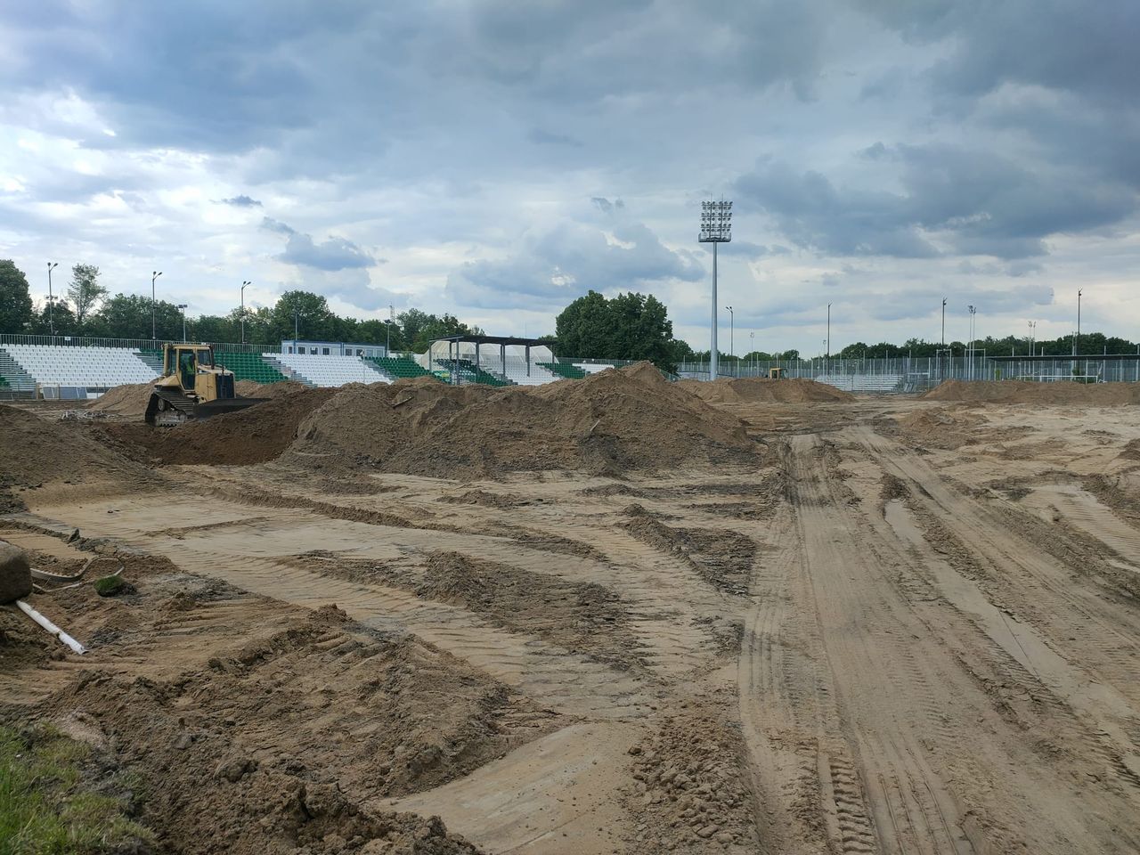 Plac budowy na stadionie Warty Poznań (foto)