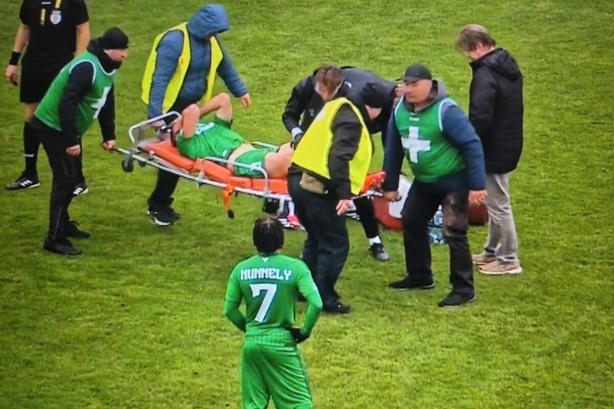Poważna kontuzja polskiego piłkarza. Opuszczał boisko na noszach