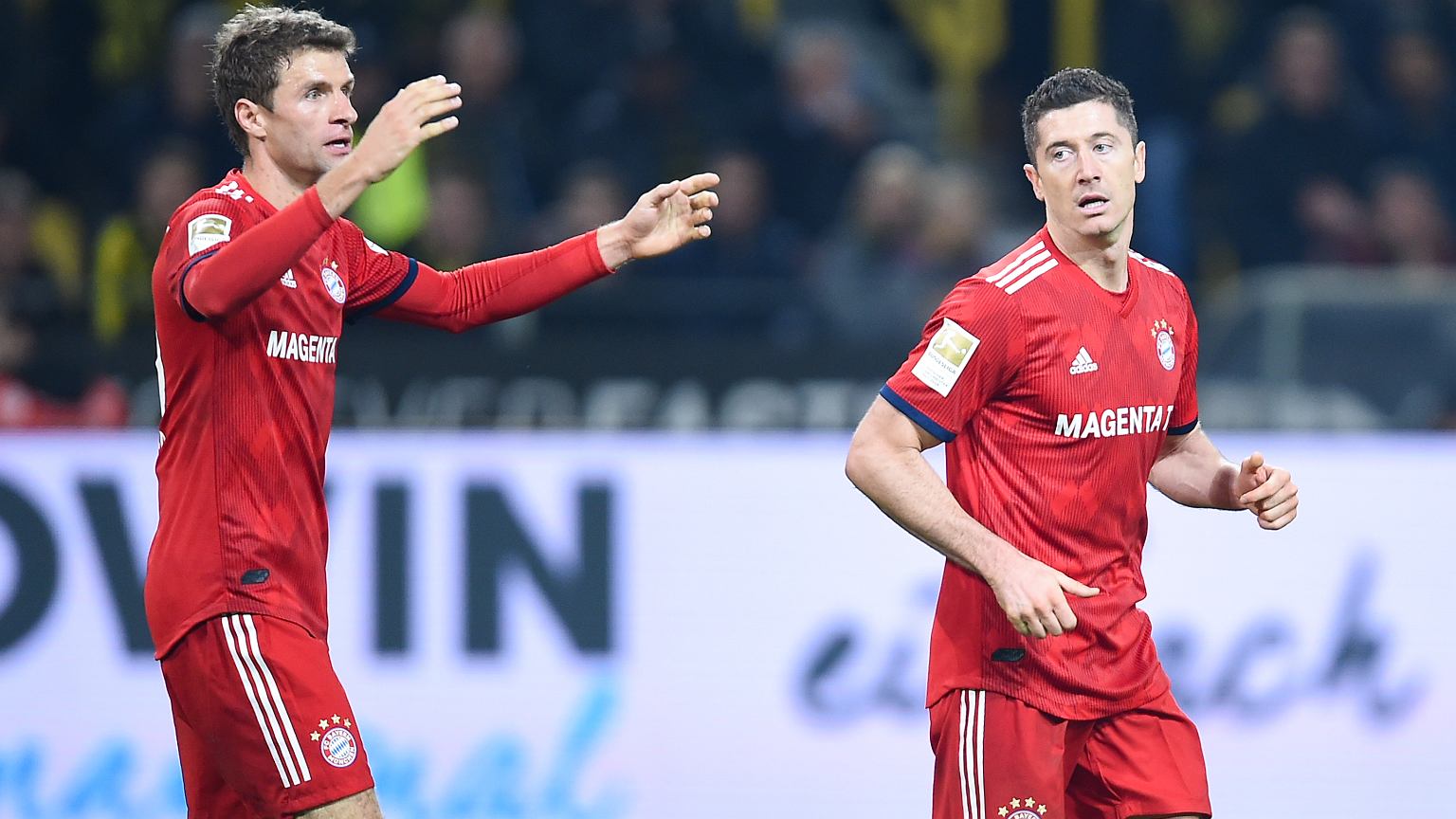 Muller podpatrywał, co robi Lewandowski. 