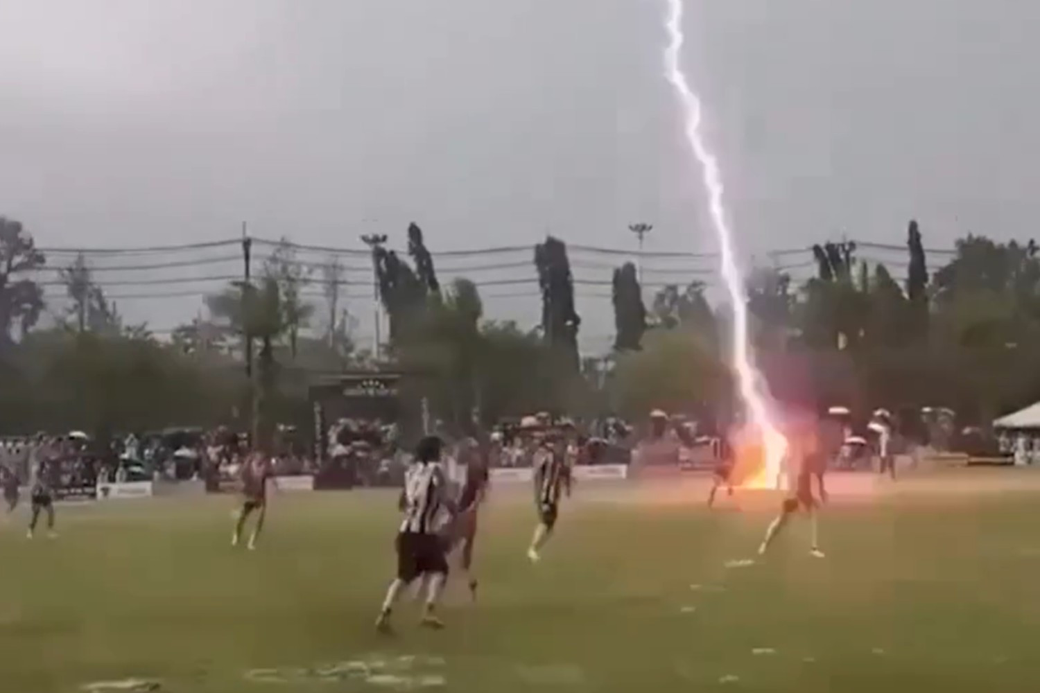 Tragedia w Tajlandii. Nie żyje piłkarz rażony piorunem [WIDEO]