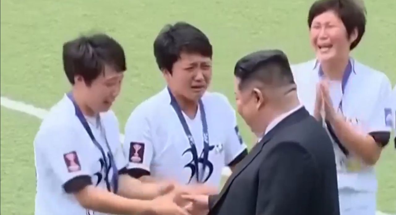 Kim Dzong Un podał rękę. Wymowna reakcja kobiet