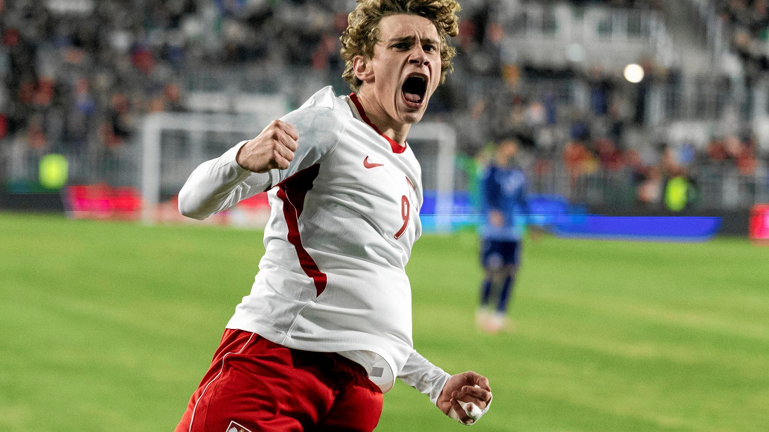 Hat-trick pominiętego przez Urbana napastnika! 20-latek błyszczy w nowym klubie