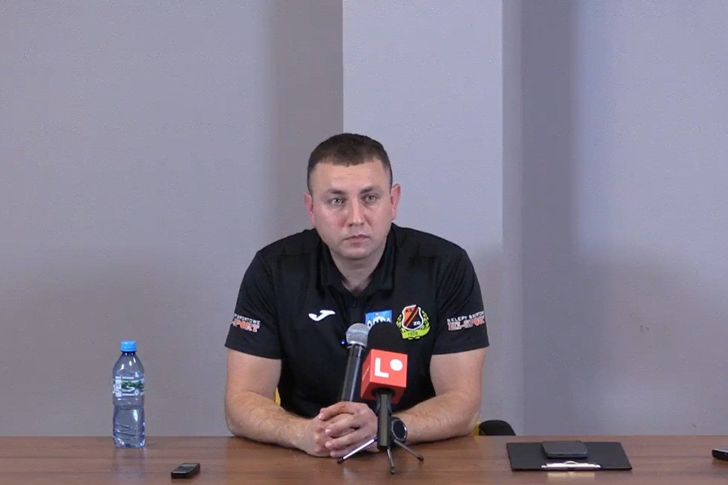 „Nie uśmiechaj się głupio pod nosem, bo mnie to wk*rwia”. Prezes trzecioligowca spotkał się z kibicami [WIDEO]