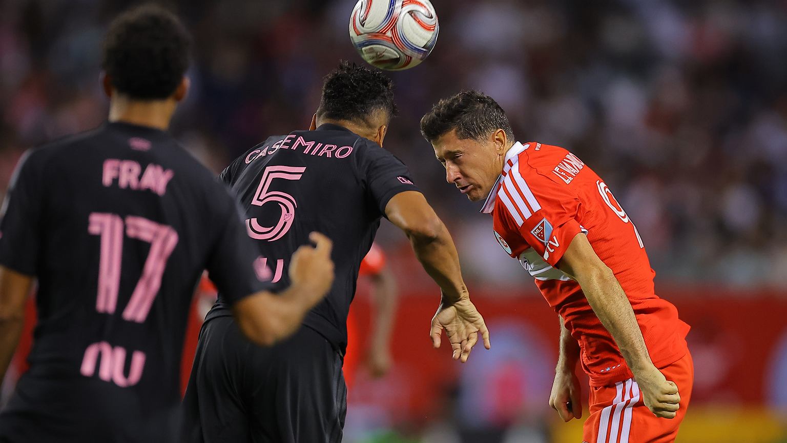 Mecz Lewandowski - Messi. Media w USA piszą o jednym