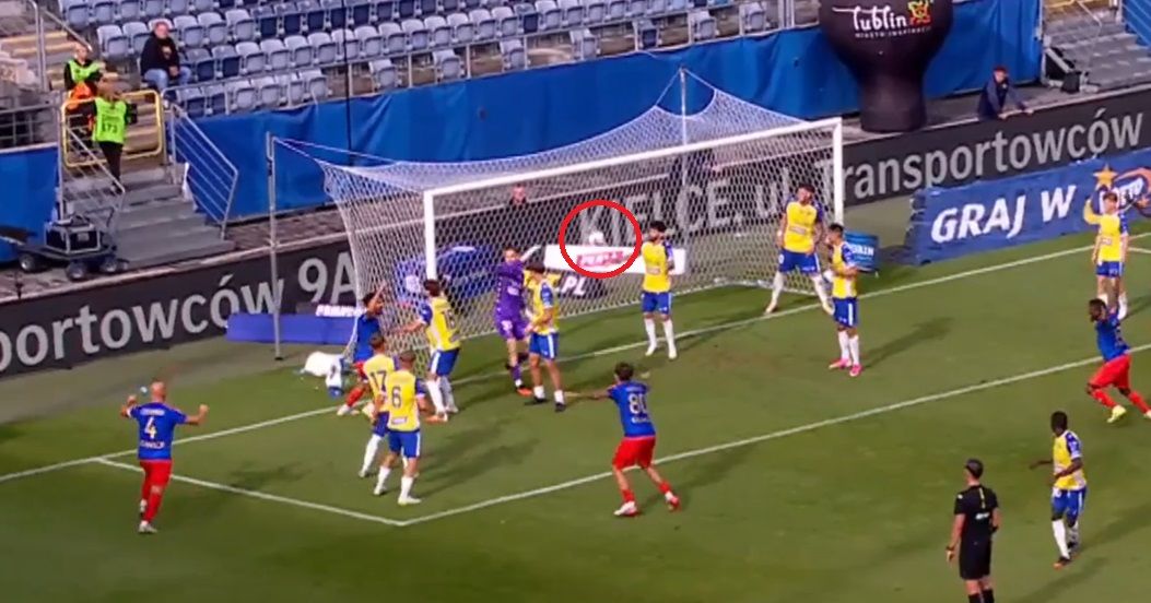 Co tam się wydarzyło?! Kuriozalny gol w PKO Ekstraklasie [WIDEO]
