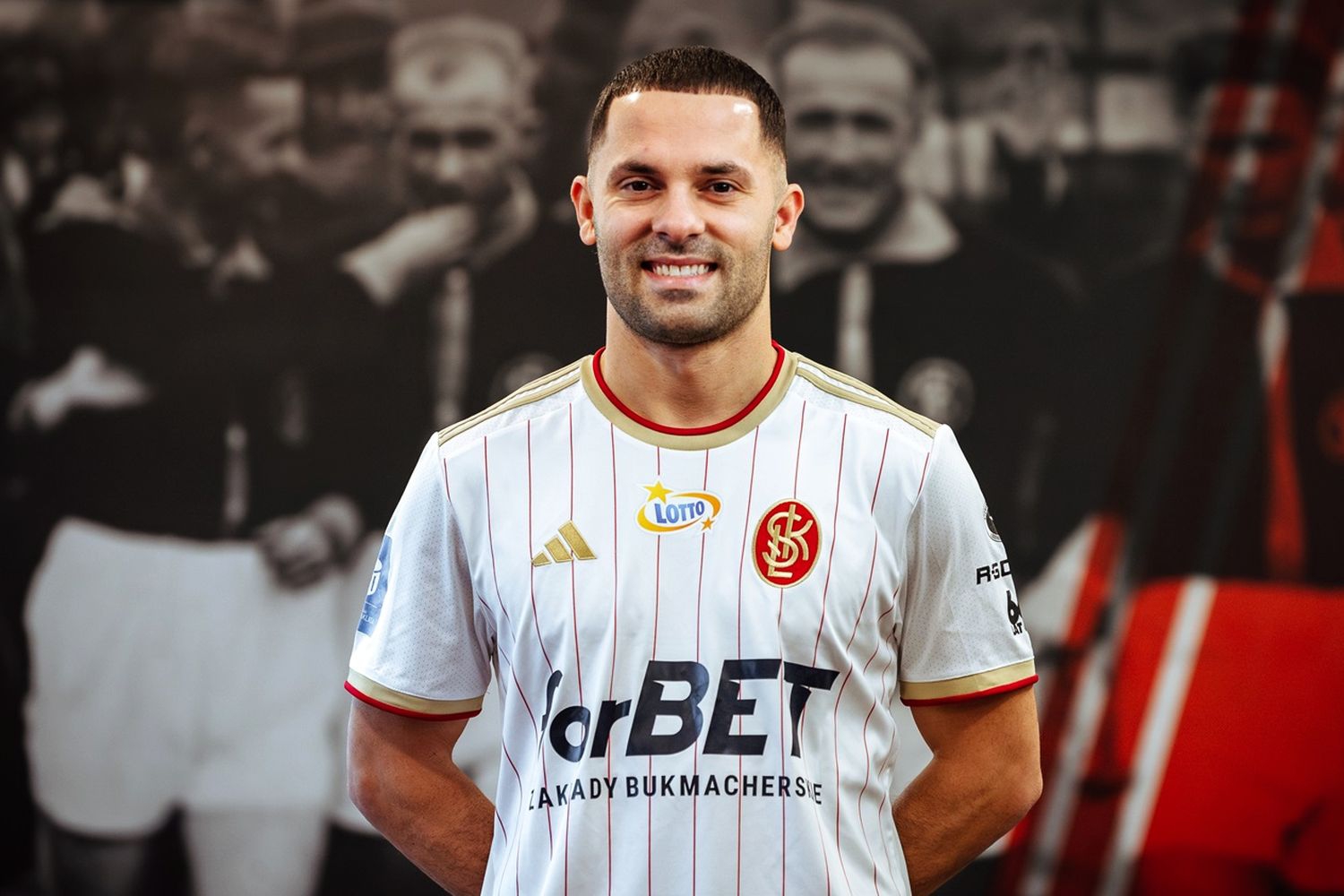 Grał w Realu Betis i Lazio, podpadł kibicom ŁKS-u Łódź. W wieku 32 lat zakończył karierę [OFICJALNIE]