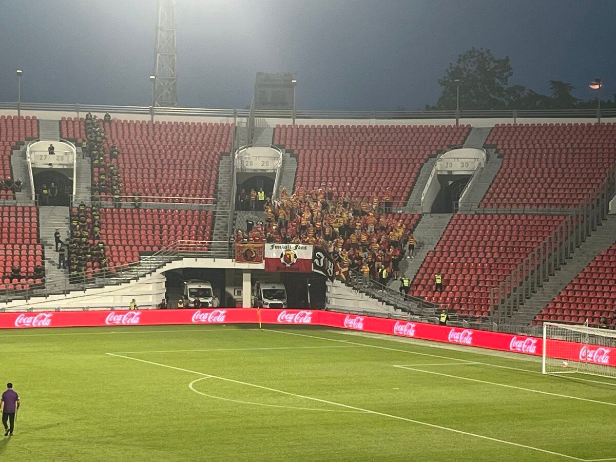 Dramatyczne obrazki po meczu Jagiellonii. Kibic wypadł z trybuny
