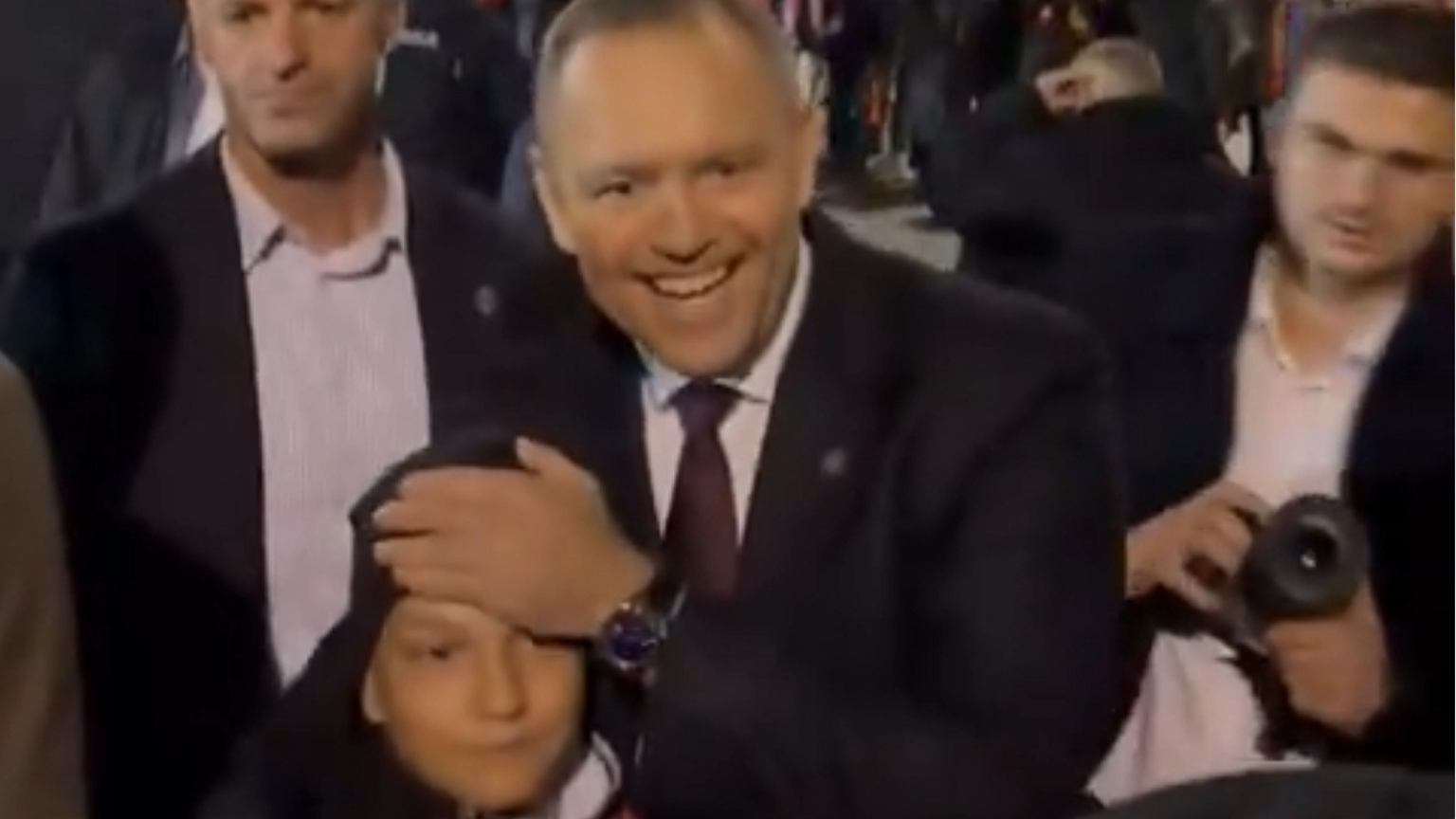 Tak Nawrocki potraktował młodego kibica przed meczem. 