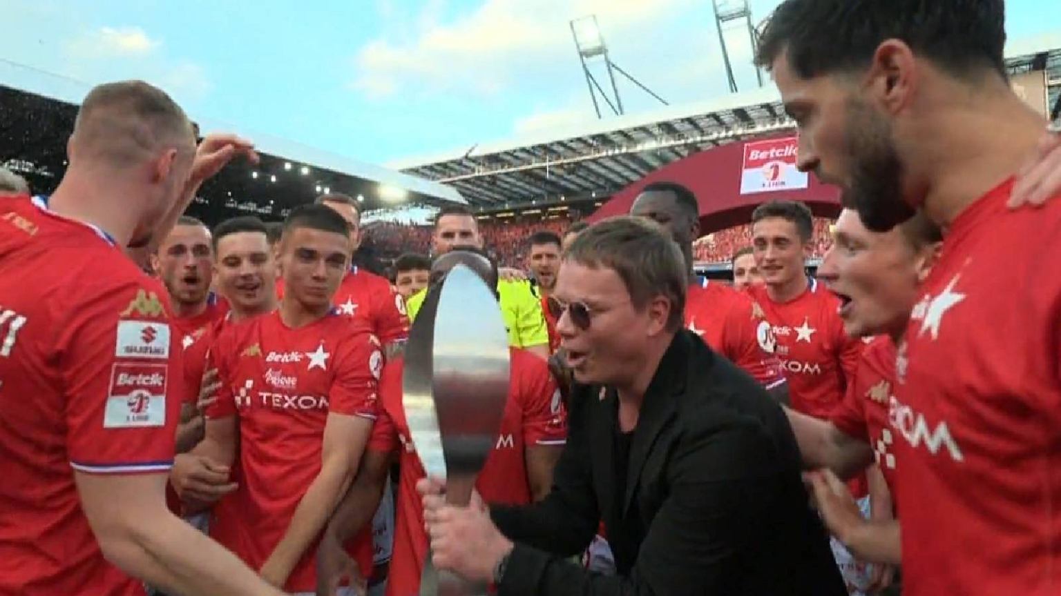 Kibice nie wytrzymali po ostatnim gwizdku. Sceny na stadionie Wisły