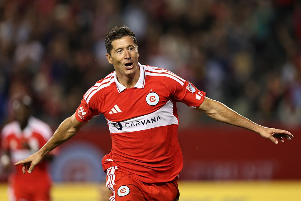 Za to płacą mu wielkie pieniądze. Robert Lewandowski bohaterem Chicago Fire