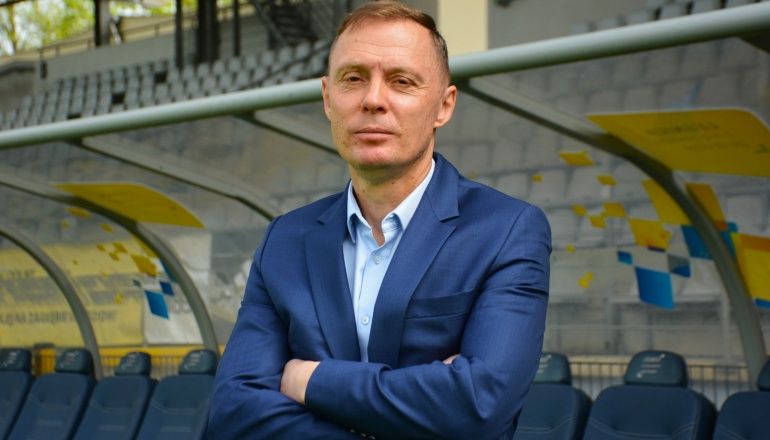 O 8:00 w niedzielę polski klub zwolnił znanego trenera
