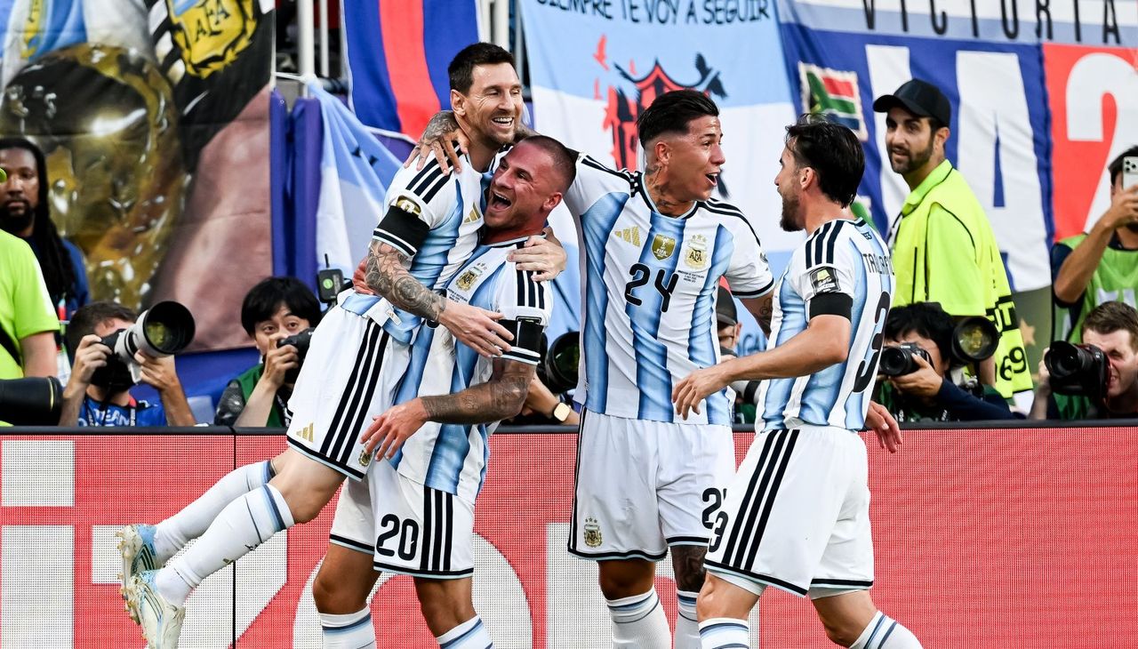 Argentyna grała z czarnymi opaskami. Francja nie dostała zgody. Oto powód