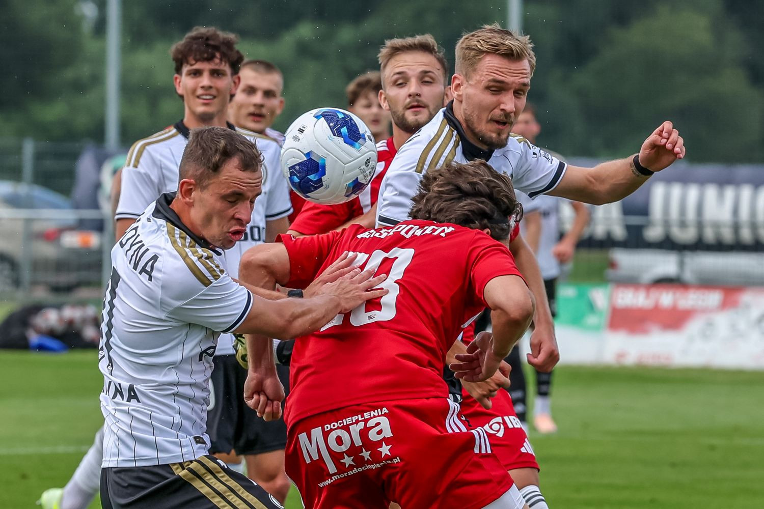 „Zarabia dużo”. Legia Warszawa chce się pozbyć tego zawodnika