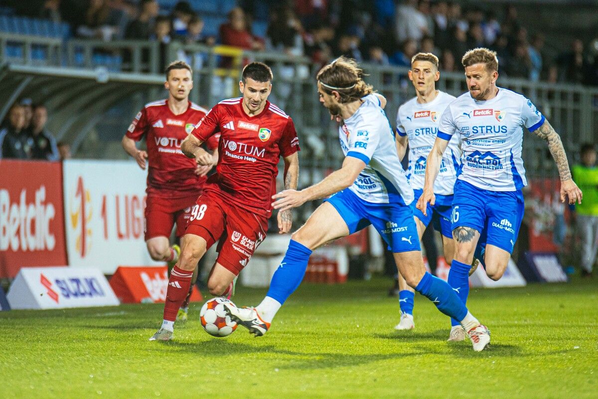 Obrońca blisko transferu do Wisły Płock. Strzelił 10 goli w sezonie