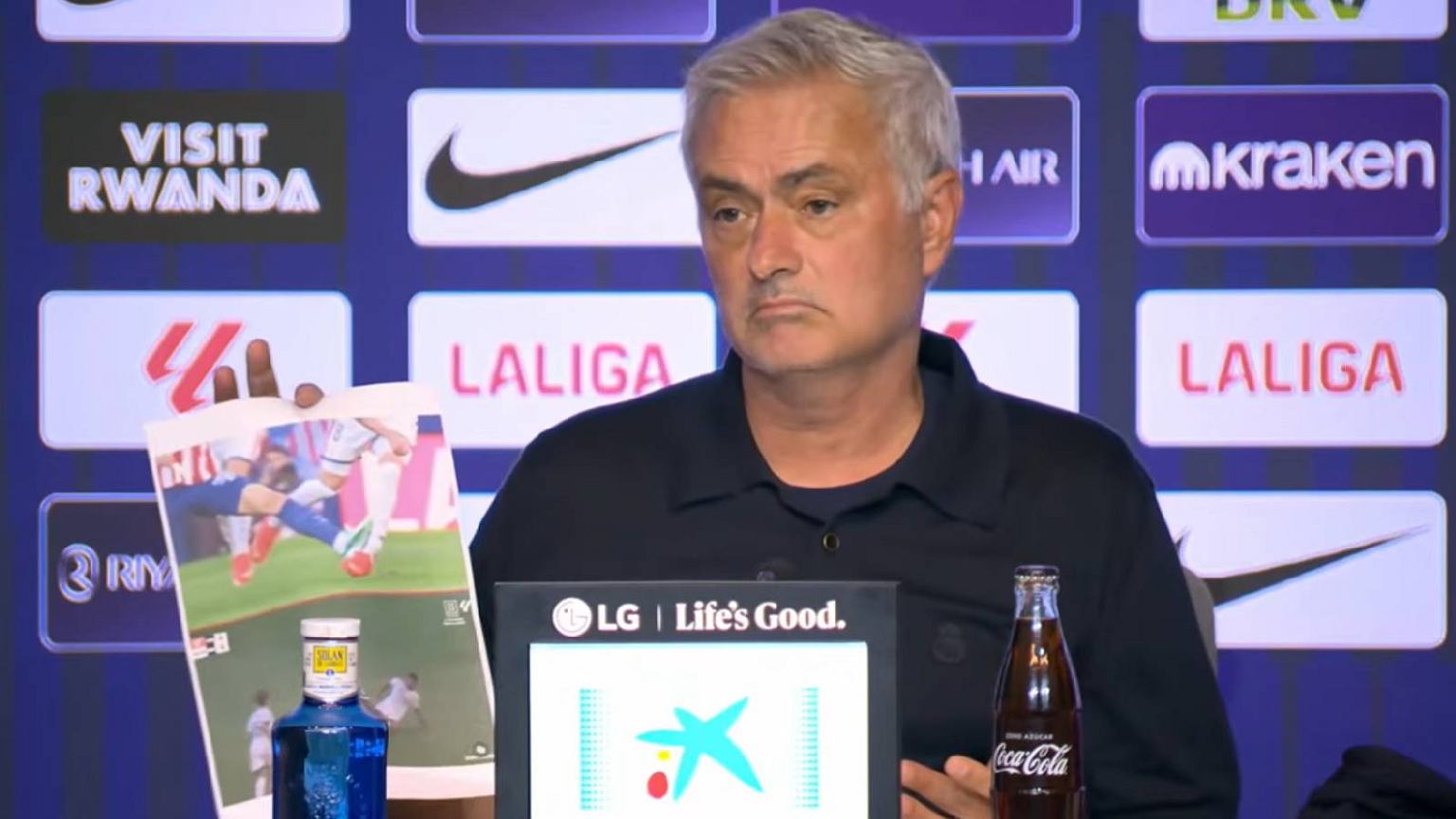 Sceny na konferencji Mourinho. 