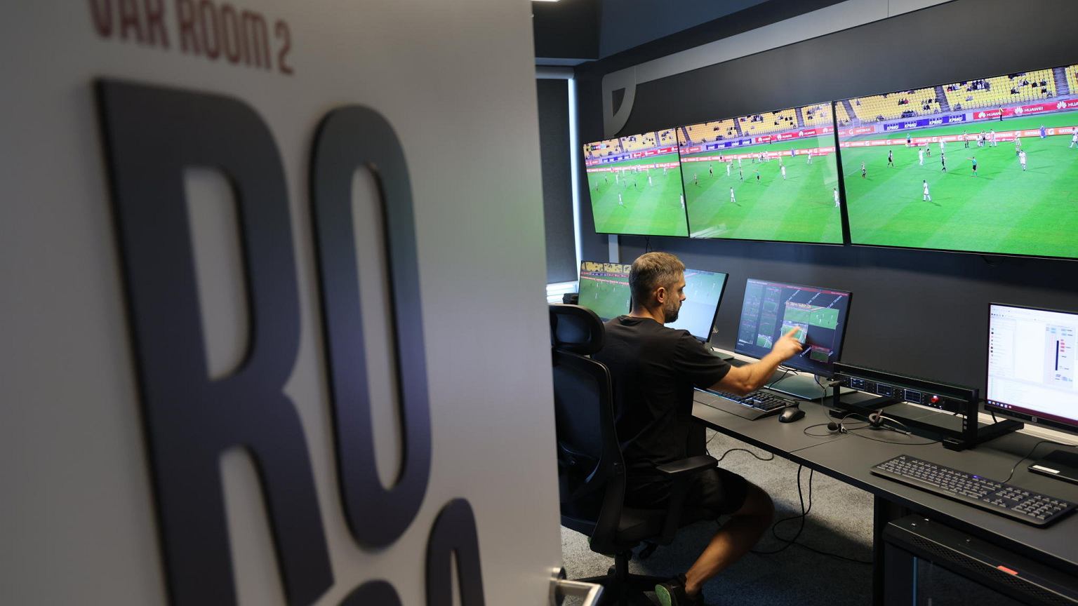 Wszystko wychodzi na jaw. Były sędzia FIFA bez litości o tym, co się dzieje w Ekstraklasie