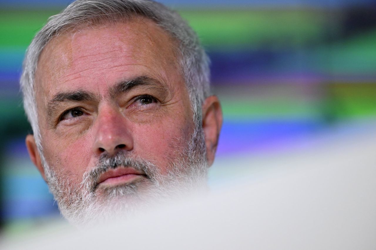 Mourinho nie obchodzą zachwyty nad Barcą. Meczą go za to sędziowie. 