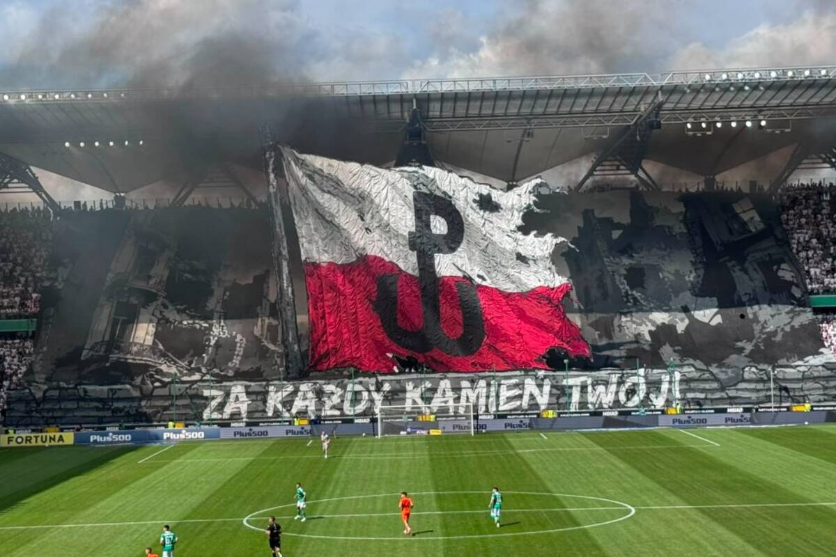 Wyjątkowa oprawa na Legii. Upamiętniono wybuch Powstania Warszawskiego [ZDJĘCIE]