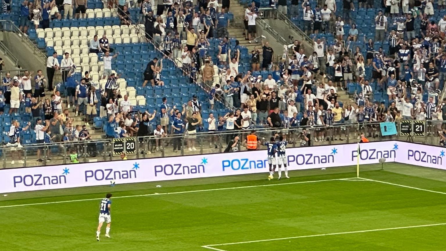 Aż oczy bolały... Tuż po meczu piłkarze Lecha podeszli do kibiców. 