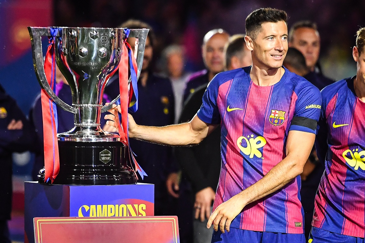 Lewandowski pożegnał się z Barcą. Benedyczak dokonał niemożliwego. Jak zagrali Polacy za granicą? - Goal.pl