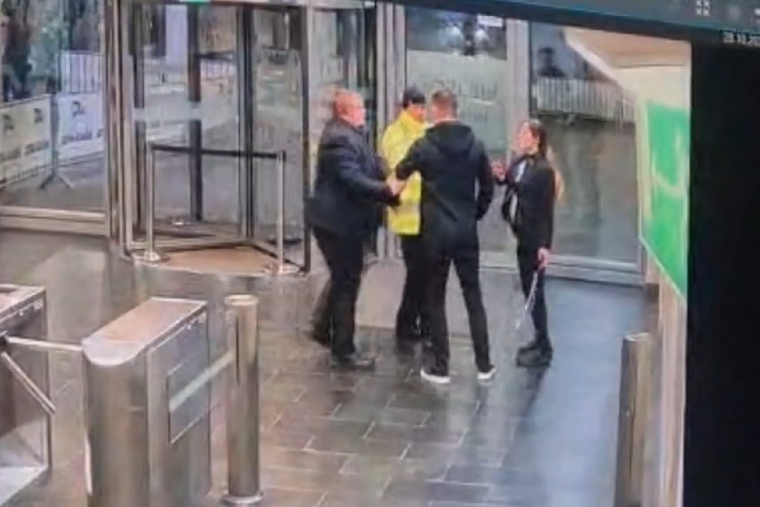 Prezes Arki Gdynia wyproszony ze stadionu Lechii Gdańsk [WIDEO]