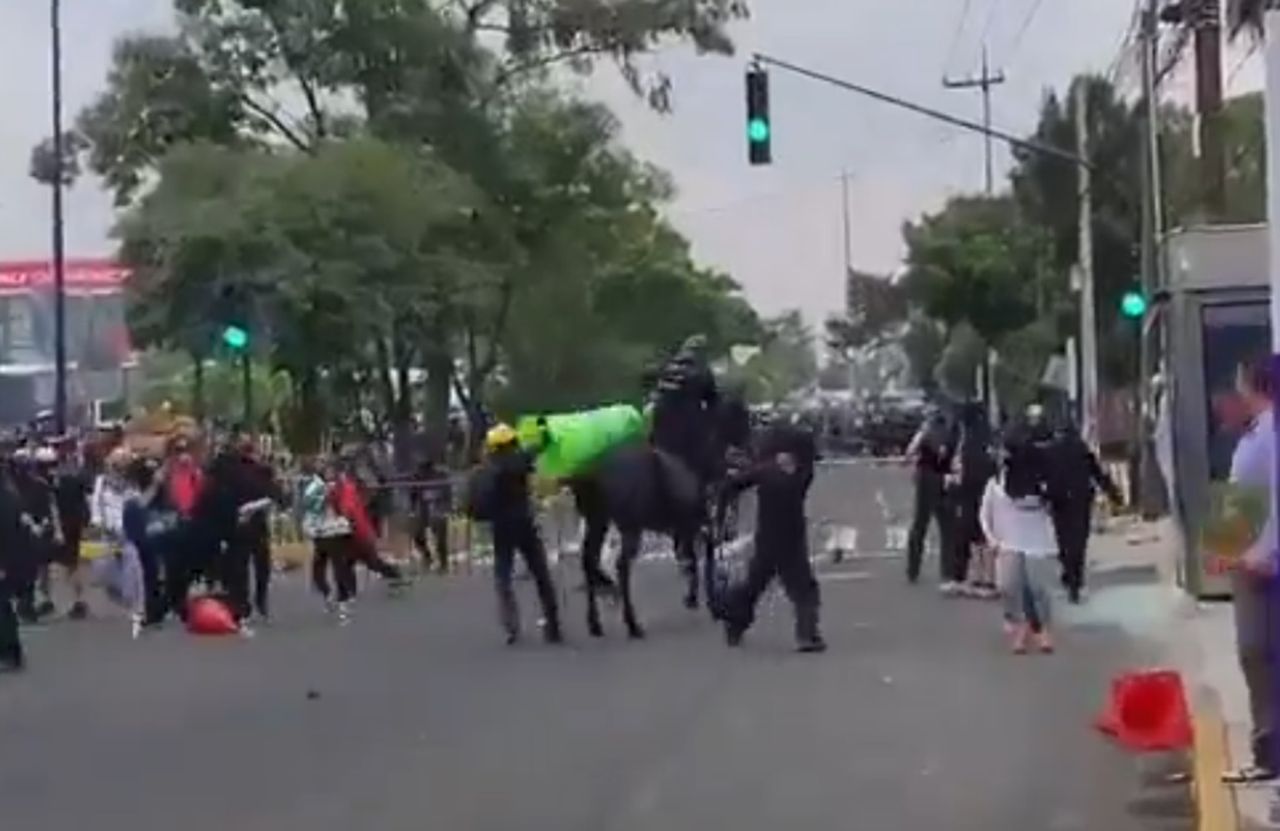 Trwała ceremonia otwarcia mundialu. Wokół stadionu zamieszki