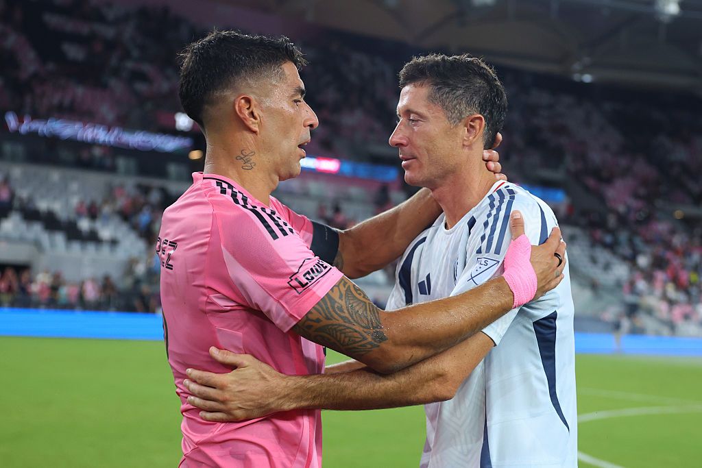 Po ostatnim gwizdku Lewandowski spotkał się z Luisem Suarezem