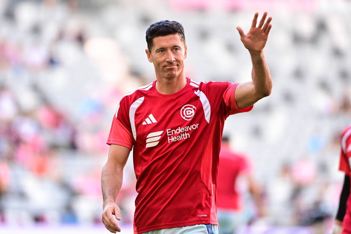 Lewandowski kręci głową. Tak długo zostanie na zgrupowaniu. 
