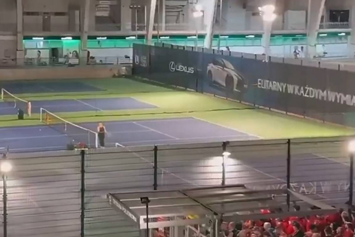 Amatorki grały przy stadionie Legii. Wtem pojawili się kibice Widzewa [WIDEO]