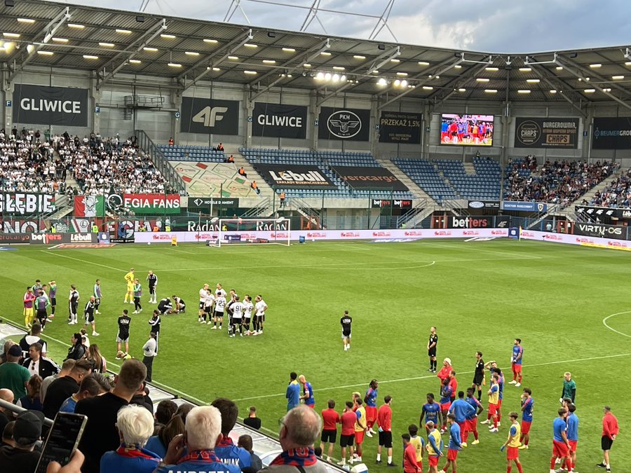 Mecz Piasta z Legią przerwany. Na trybunach trwa walka o życie kibica