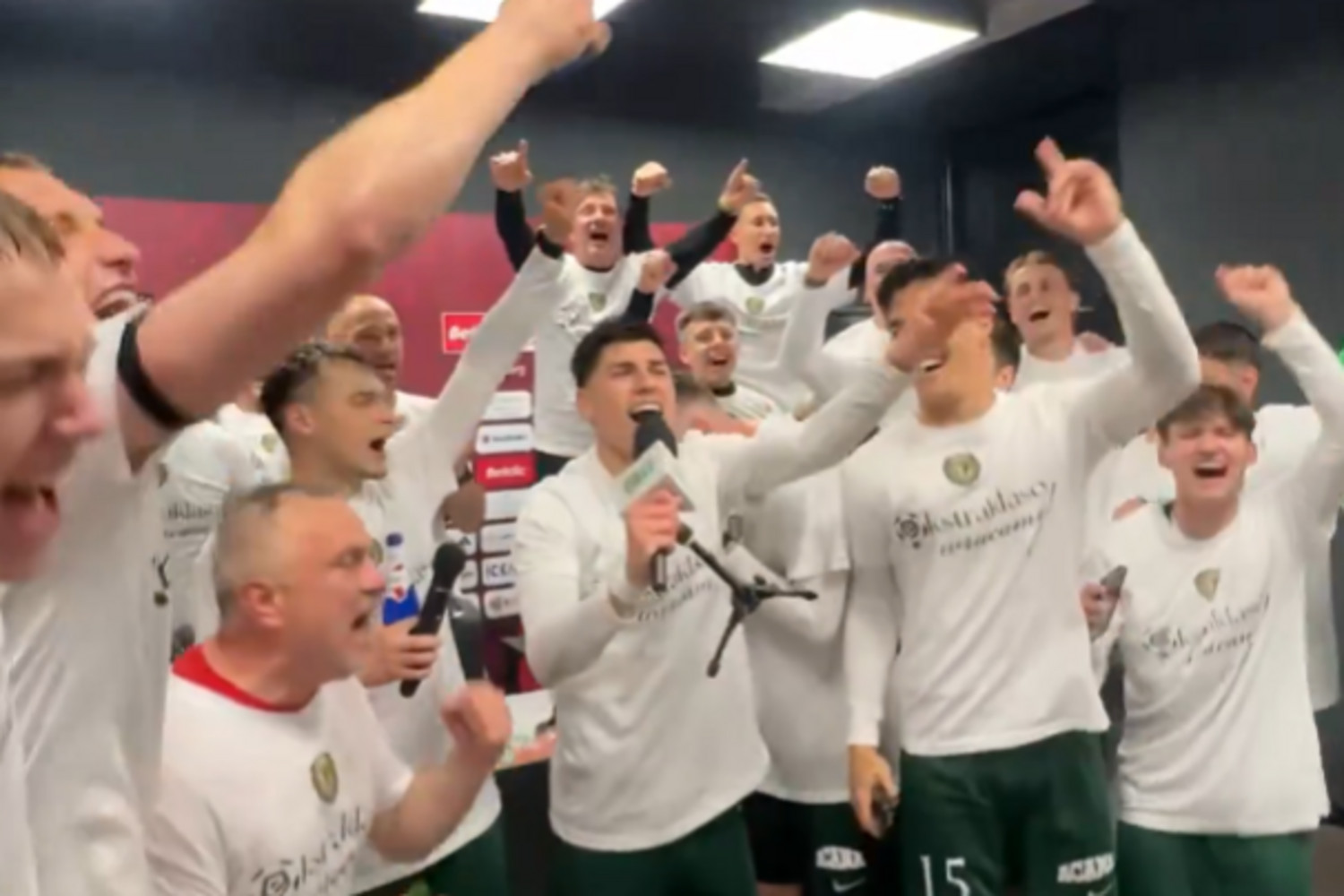 „Będziemy pić piwo!”. Sceny na konferencji prasowej po awansie Śląska Wrocław [WIDEO] | Transfery.info