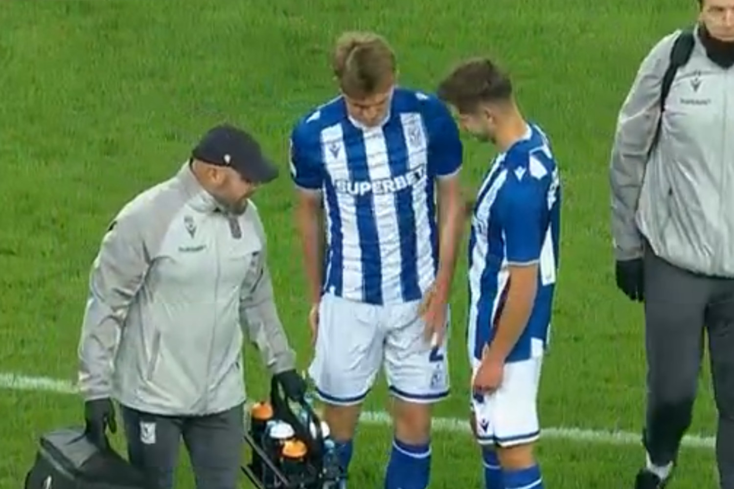Niels Frederiksen schował twarz w dłoniach. Kluczowy zawodnik Lecha Poznań opuścił boisko z kontuzją!