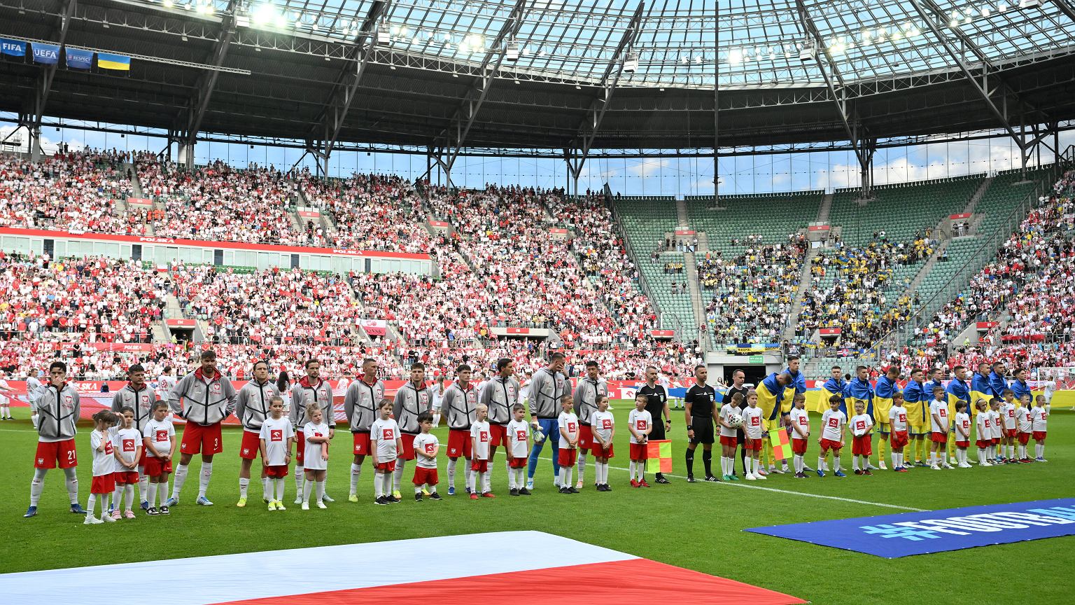 Tak kibice we Wrocławiu zareagowali na hymn Ukrainy
